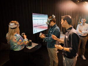 Besucher des Events der Inacta testen das Smile Metaverse