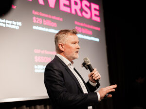 Daniel Rutishauser, Head Web3 Venture Building, beim Präsentieren des Smile Metaverse