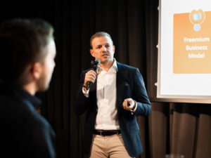 CEO der Smile Versicherung Pierangelo Campopiano bei der Präsentation des Smile Metaverse