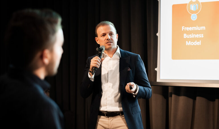 CEO der Smile Versicherung Pierangelo Campopiano bei der Präsentation des Smile Metaverse