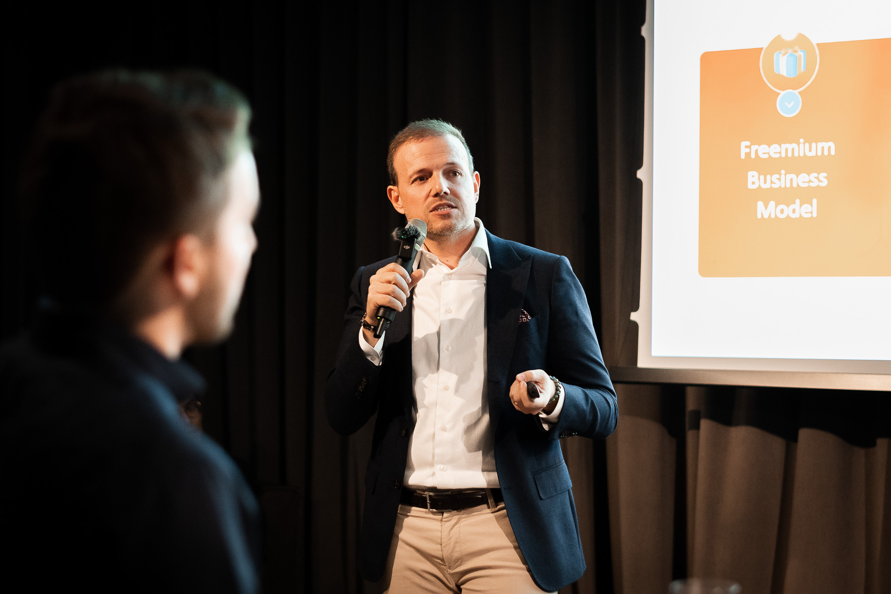 CEO der Smile Versicherung Pierangelo Campopiano bei der Präsentation des Smile Metaverse