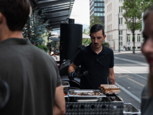 Das Essen beim Inacta BBQ wird bereitgestellt