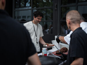 Inacta-Mitarbeiter beim Essen holen während des jährlichen Inacta BBQ