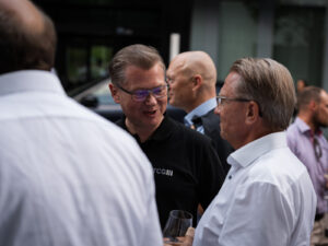Christian Müntener beim Austausch während des Inacta BBQ