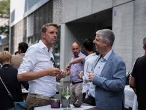 Alexander Bojer, CEO der Inacta AG (2023-2026), im Austausch mit einem Kunden beim Inacta BBQ