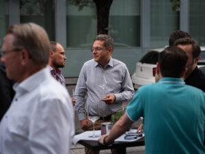 Fabian Seimer, Head Information Management, beim Austausch während des Inacta BBQ