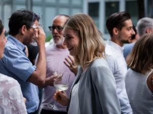Inacta-Mitarbeiterin beim Inacta BBQ im Austausch
