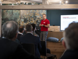 Micha Kiener berichtet an einem Event von Inacta über die Low Code-Plattform Flowable