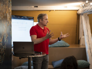 Micha Kiener berichtet an einem Event von Inacta über die Low Code-Plattform Flowable