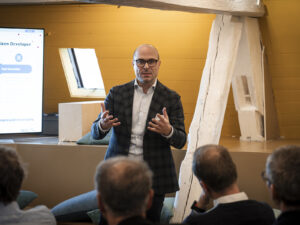 Christian Di Giorgio, Head of Solutions, beim Vortragen beim Low Code-Event