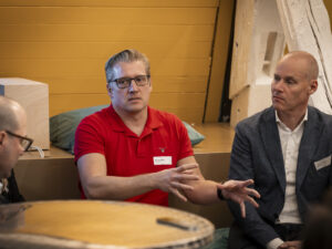 Micha Kiener und Menno Odijk bei einer Diskussion über Low Code an einem Inacta-Event