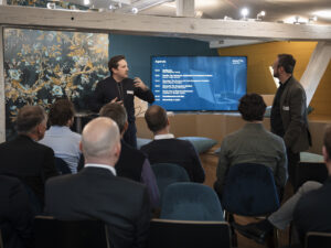 Karl Rekeczki, Head Software Innovation, beim Präsentieren über das Thema Low Code gemeinsam mit Mendix