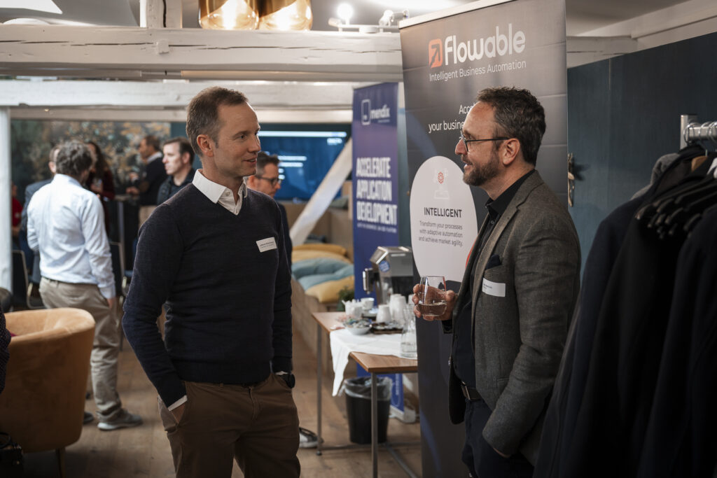 Karl Rekeczki, Head of Software Innovation, im Austausch mit einem Besucher des Low Code-Events von Inacta