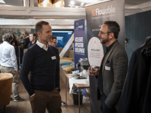 Karl Rekeczki, Head of Software Innovation, im Austausch mit einem Besucher des Low Code-Events von Inacta