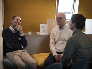 Peter Arnet, gemeinsam mit Eventbesucher beim Austausch beim Inacta-Event zum Thema Low Code