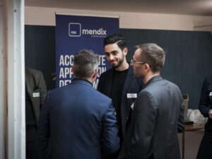 Eventbesucher beim Austausch beim Inacta-Event zum Thema Low Code