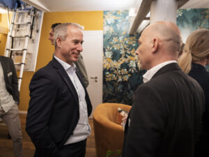Eventbesucher beim Austausch beim Inacta-Event zum Thema Low Code