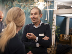 Peter Arnet beim Austausch während des Low Code-Events von Inacta