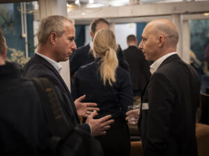 Eventbesucher beim Austausch beim Inacta-Event zum Thema Low Code
