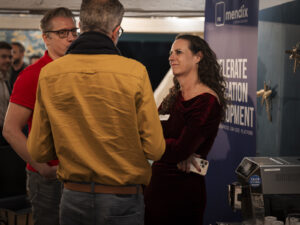 Eventbesucher beim Austausch beim Inacta-Event zum Thema Low Code