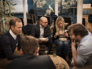 Eventbesucher beim Austausch beim Inacta-Event zum Thema Low Code