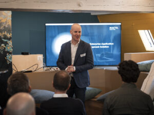 Menno Odijk berichtet an einem Event von Inacta über die Low Code-Plattform Mendix