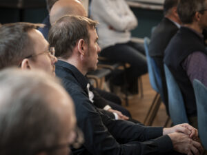 Besucher lauschen einer Präsentation über Low Code an einem Event von Inacta