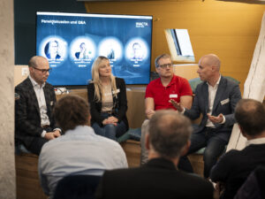 Speaker in einer Paneldiskussion an einem Low Code-Event von Inacta