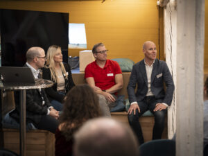 Speaker in einer Paneldiskussion an einem Low Code-Event von Inacta