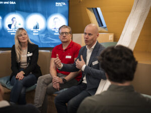 Speaker in einer Paneldiskussion an einem Low Code-Event von Inacta