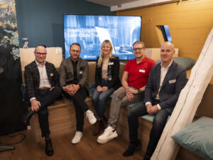 Speaker sitzen im Kreis an einem Low Code-Event von Inacta