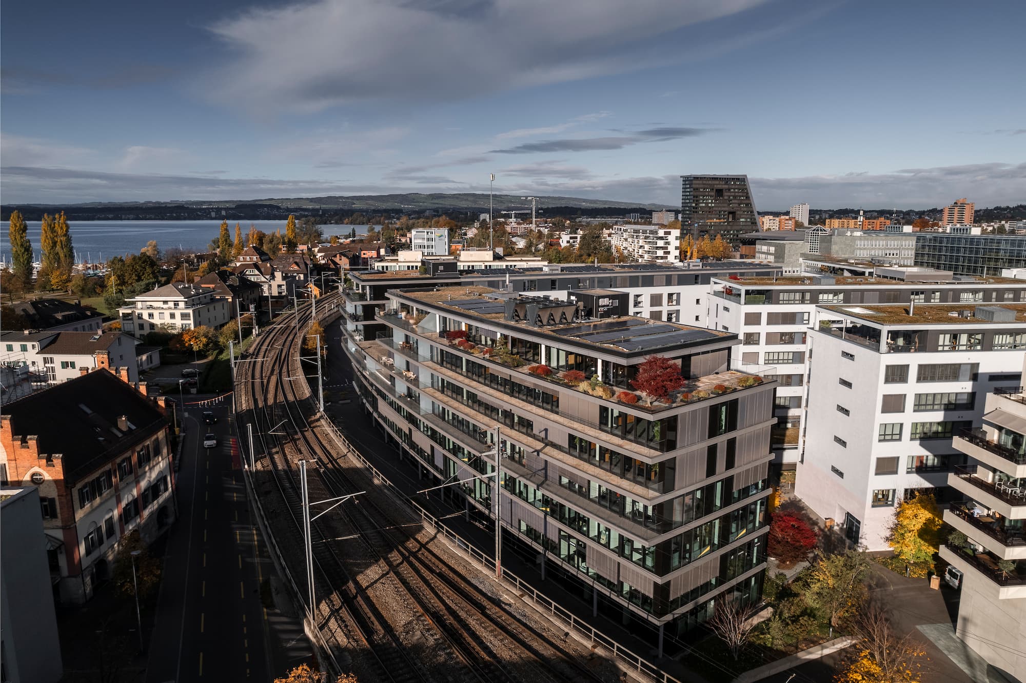 Lakeside Business Center im Vordergrund sowie im Hintergrund die Stadt Zug
