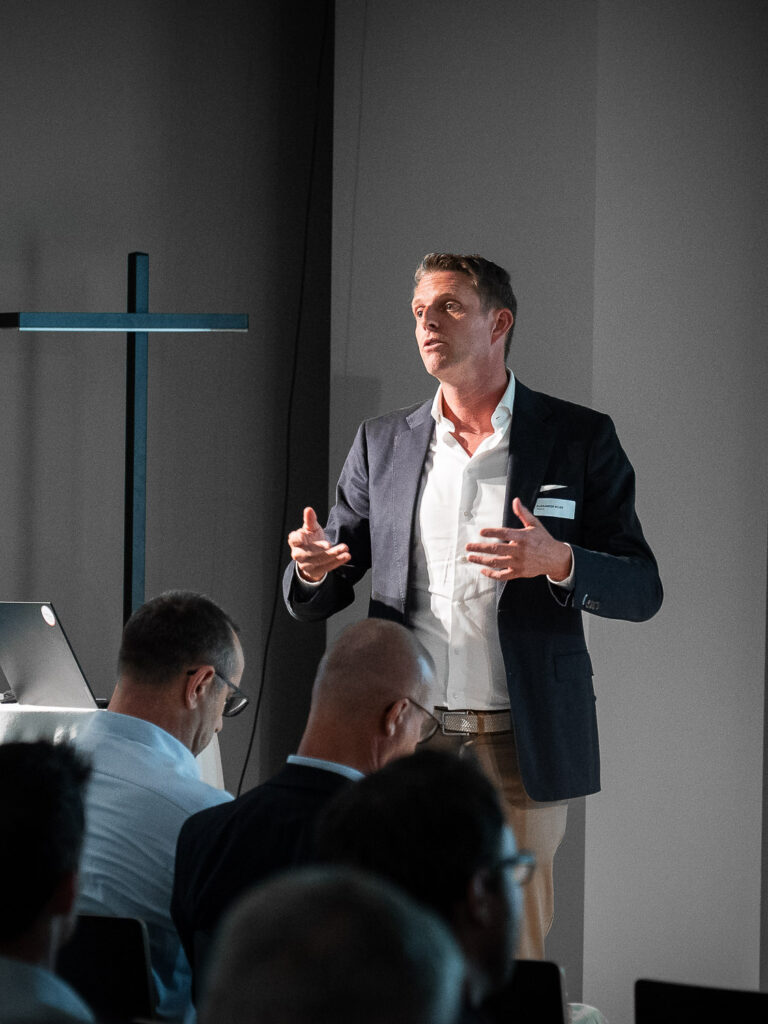 Alexander Bojer, CEO der Inacta AG, bei einer Präsentation