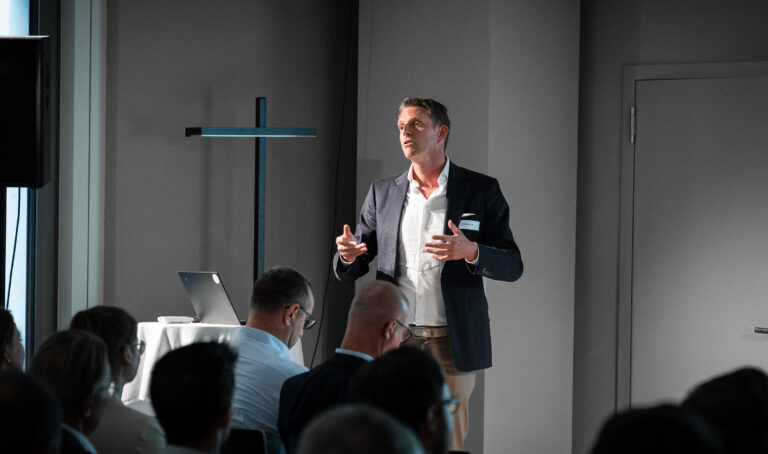 Alexander Bojer, CEO der Inacta AG, bei einer Präsentation