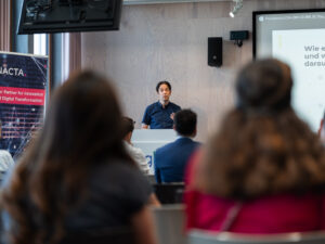 Mathias Strazza, Head VNTR/Innovation & Venturing bei PostFinance, bei seiner Präsentation im Joint Event Google 