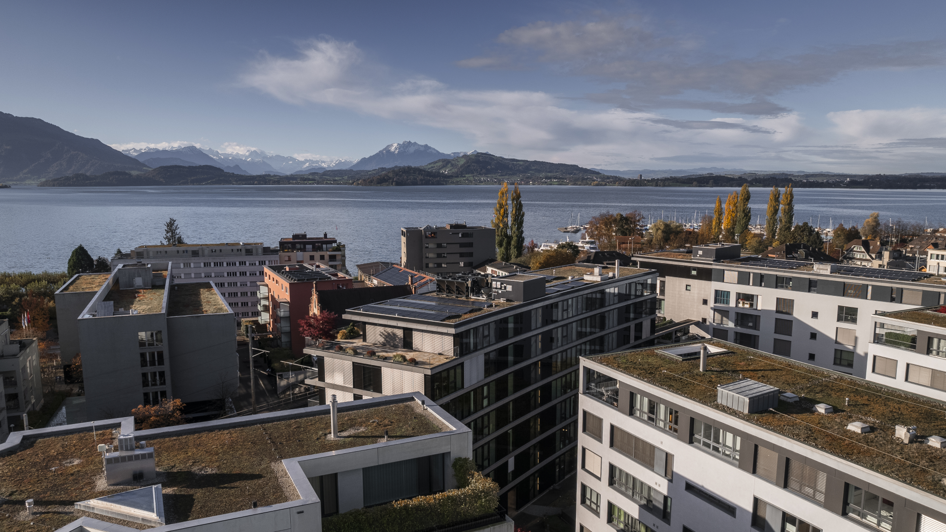 Das Gebäude in der Mitte ist das Lakside Business Center und im Hintergrund überbrlickt man den Zugersee und erkennt sowohl den Pilatus als auch die Rigi