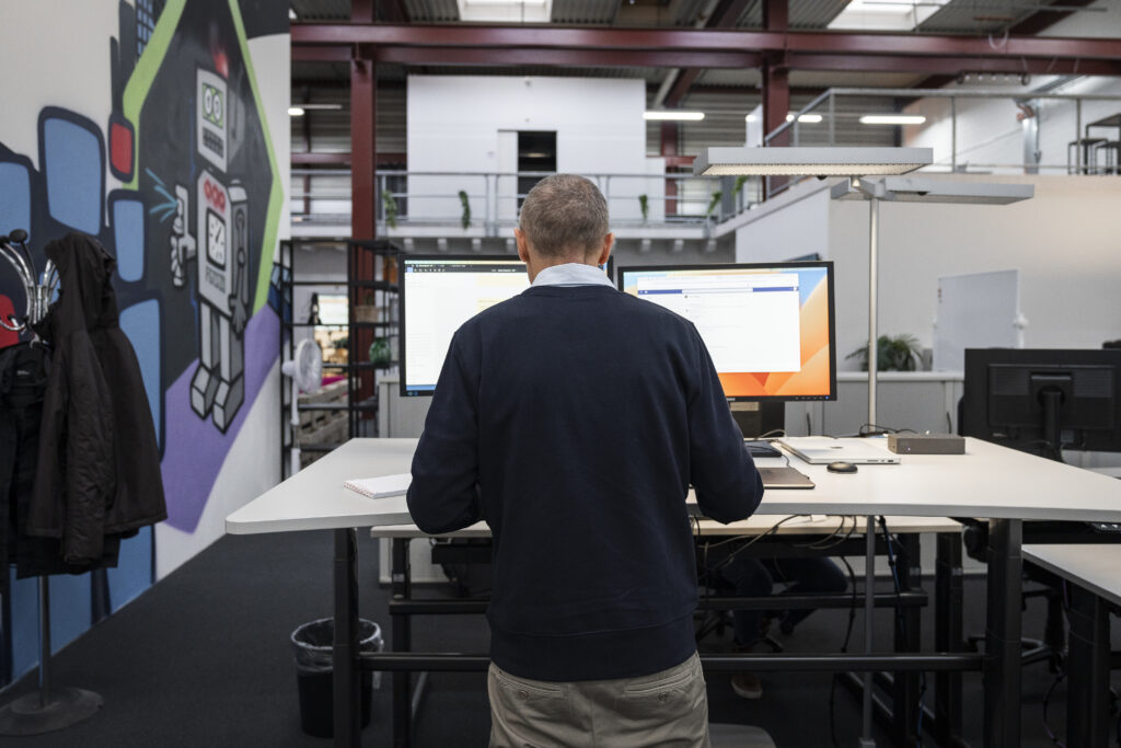 Inacta-Mitarbeiter bei der Arbeit an seinem Platz im InnoLab