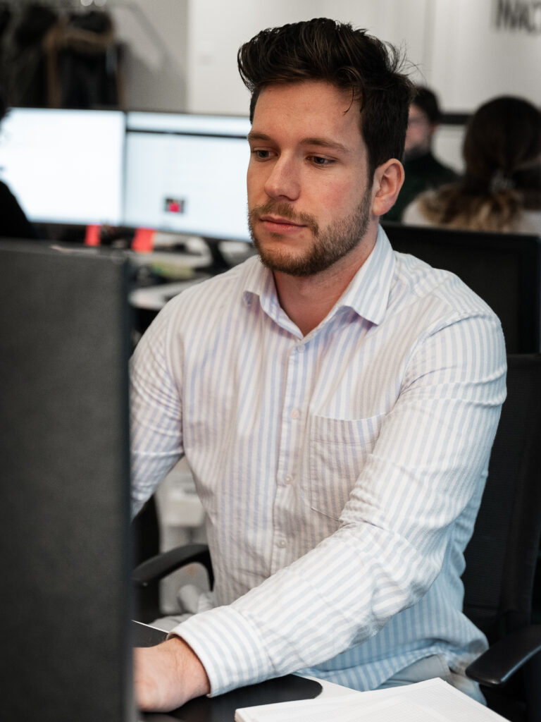 Inacta-Mitarbeiter bei der Arbeit Input Management