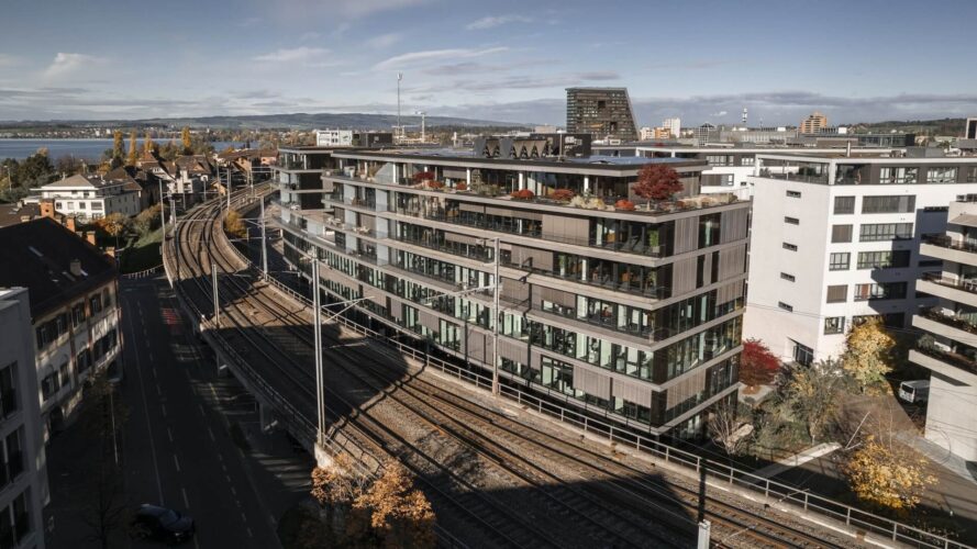 Im Vordergrund ist das Lakeside Business Center zu und im Hintergrund ist die Stadt Zug zu erkennen