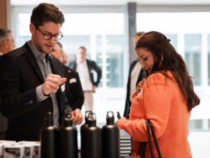 Eine Besucherin wird am Digital Health-Event der Inacta begrüsst