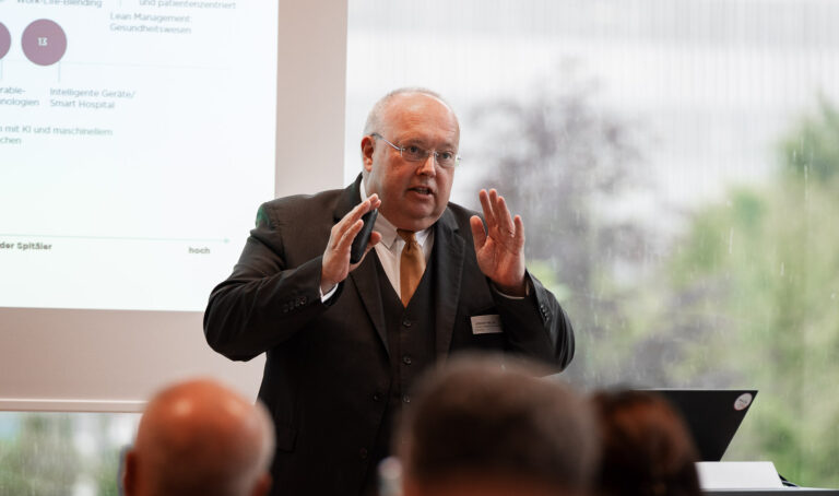 Jürgen Müller bei seiner Präsentation am Digital Health-Event der Inacta
