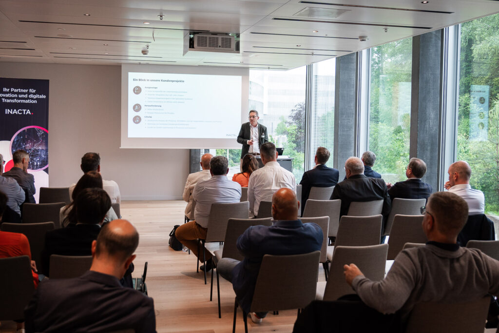 Fabian Seimer bei seiner Präsentation am Digital Health-Event der Inacta