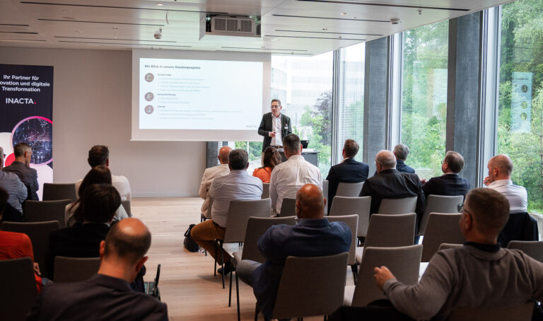 Fabian Seimer bei seiner Präsentation am Digital Health-Event der Inacta