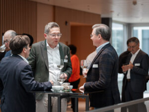 Fabian Seimer beim Networking am Digital Health-Event der Inacta