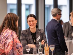 Gäste beim Apéro am Event