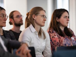 Gäste während den Präsentationen am Event