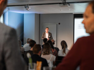 Fabian Seimer präsentiert am Event