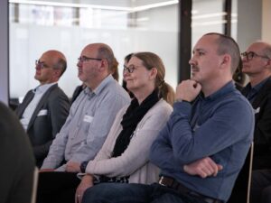 Gäste während den Präsentationen am Event