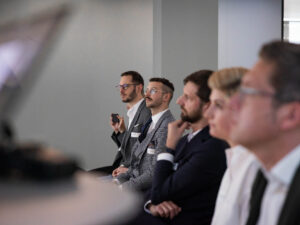 Gäste während den Präsentationen am Event