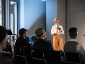 Valérie-Aimée Schärer präsentiert am Event
